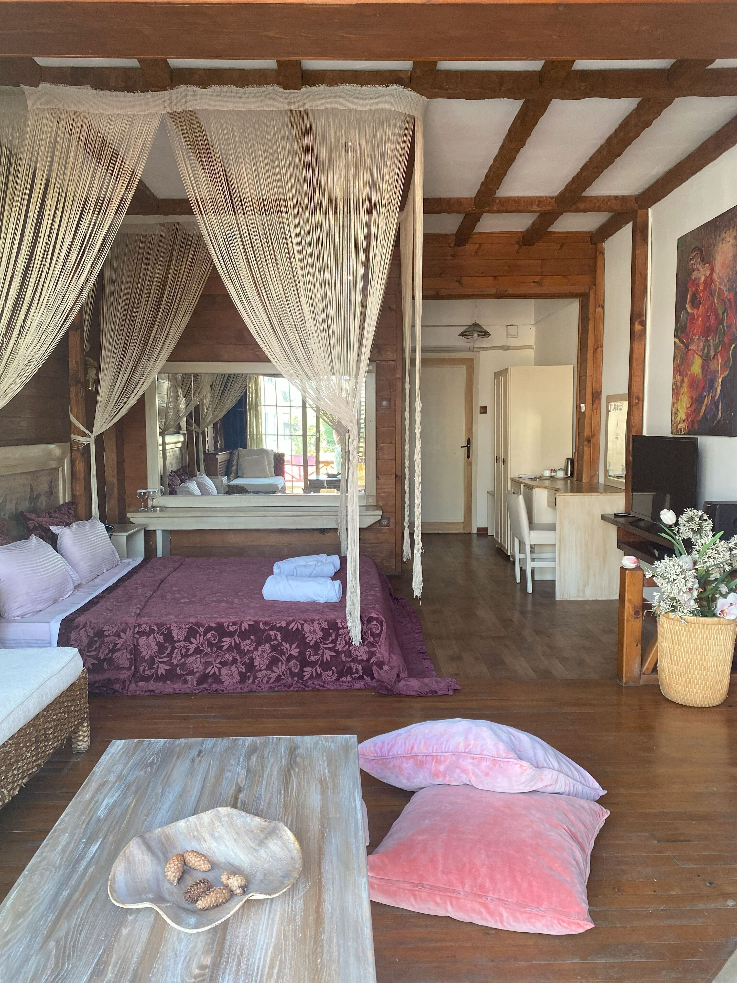 华丽套房 (Harem) | 高档床上用品、办公桌、免费 WiFi