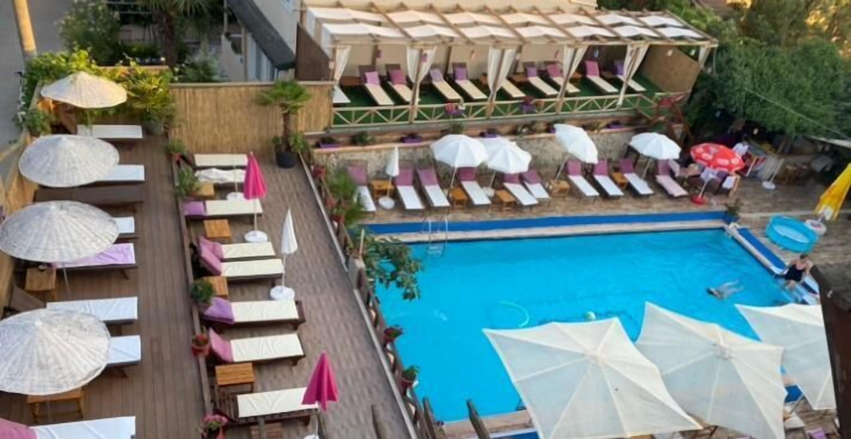 Udendørs pool, parasoller, liggestole