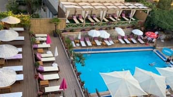 Udendørs pool, parasoller, liggestole