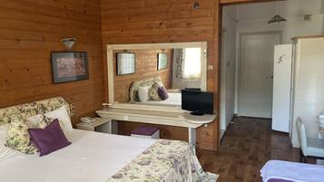 Camera Standard | Biancheria da letto di alta qualità, una scrivania, Wi-Fi gratuito