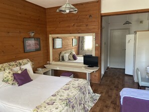 Standardzimmer | Hochwertige Bettwaren, Schreibtisch, kostenloses WLAN