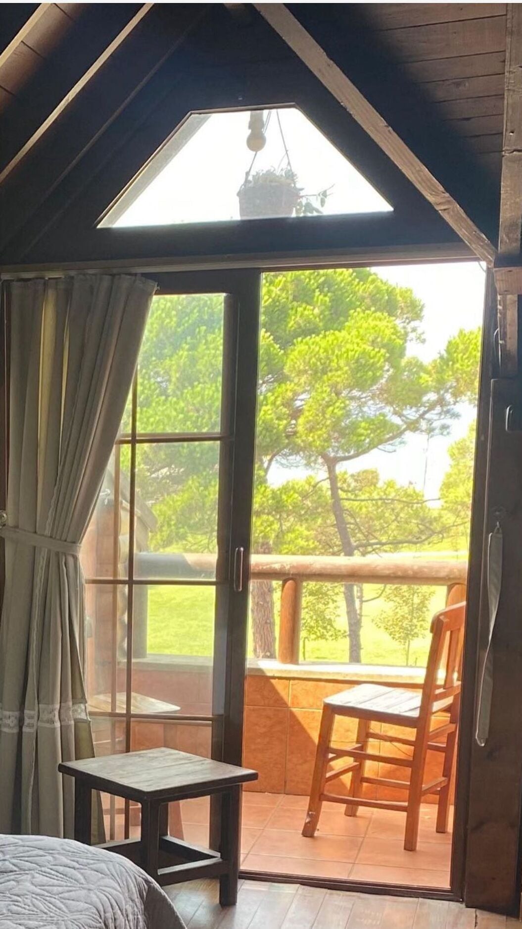 룸 (Attic) | 거실 공간 | 위성 채널 시청이 가능한 42인치 LCD TV, TV