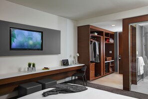 Premium bedding, pillowtop beds, minibar, in-room safe - Mere Hotel (Winnipeg)