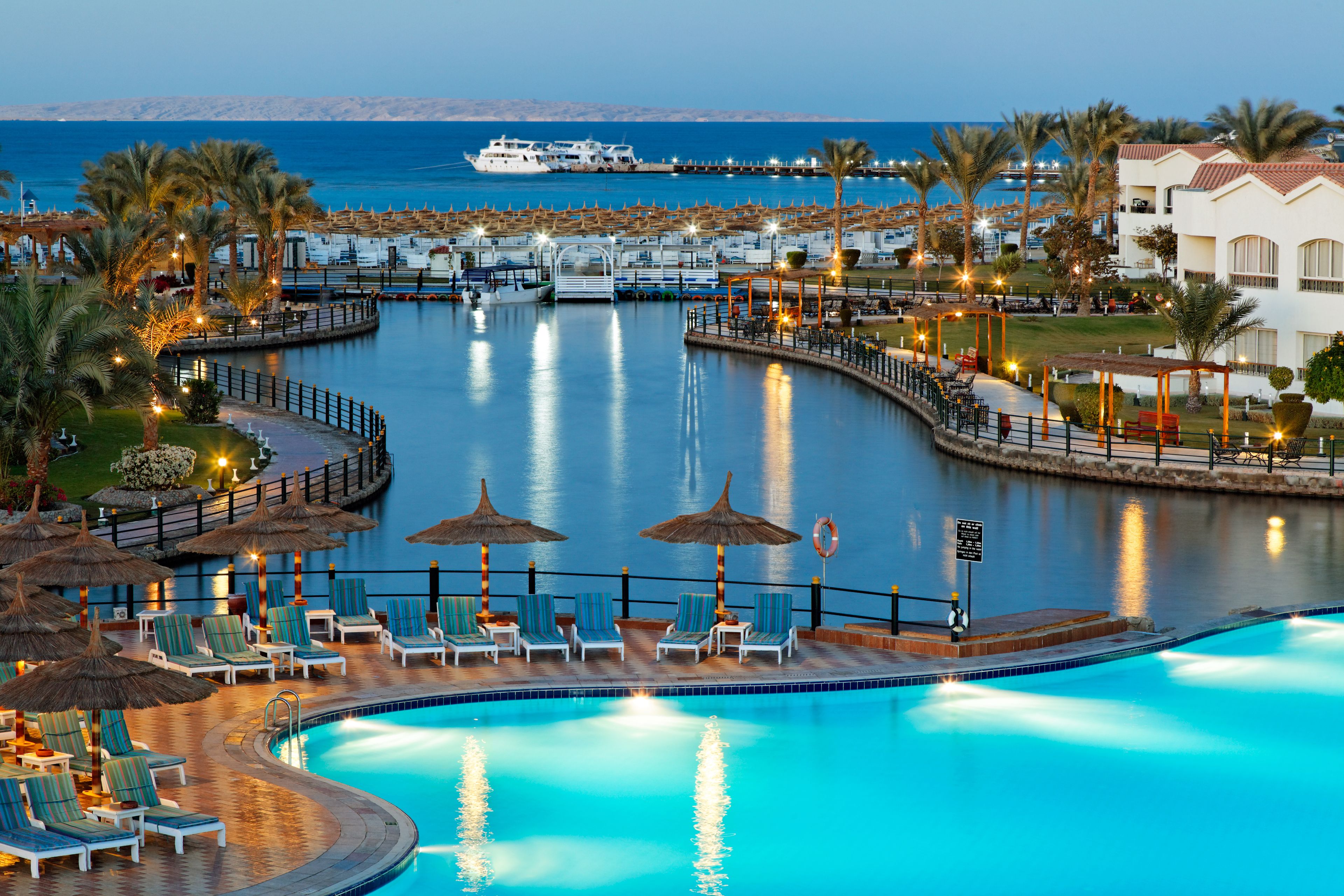 3 outdoor pools, pool umbrellas, sun loungers