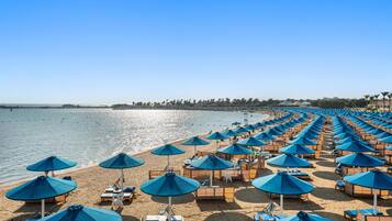 Plage privée, chaises longues, parasols, serviettes de plage