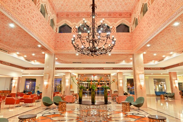 A spacious lobby with a central chandelier, seating areas, and a patterned floor. - Pickalbatros Dana Beach Resort - Hurghada (Hurghada)