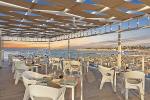 6 restaurants, breakfast, lunch, dinner served; international cuisine