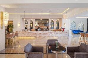 8 bares o lounges, bar junto a la alberca, bar en la playa 