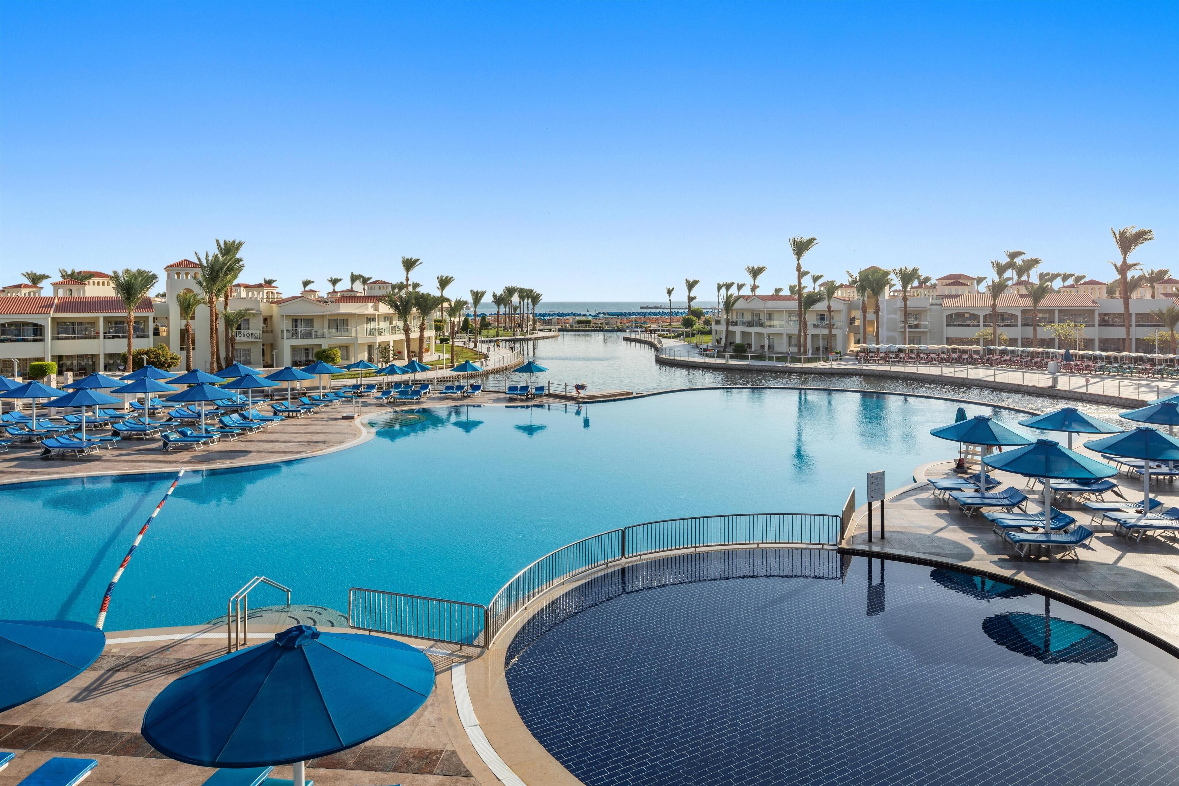 3 piscines extérieures, parasols de plage, chaises longues