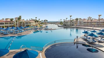 3 Außenpools, Sonnenschirme, Liegestühle