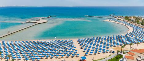Plage privée, chaises longues, parasols, serviettes de plage