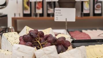 Presentación de queso y uvas con un cartel que indica 'Bordatoz'.