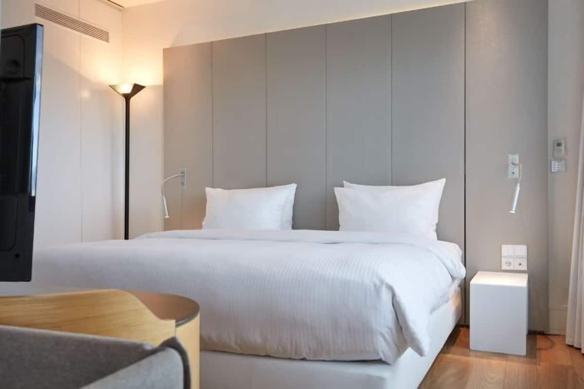 Hypo-allergenic bedding, in-room safe, desk, blackout curtains