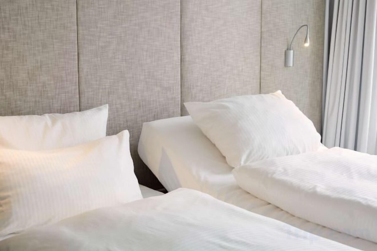 Hypo-allergenic bedding, in-room safe, desk, blackout curtains