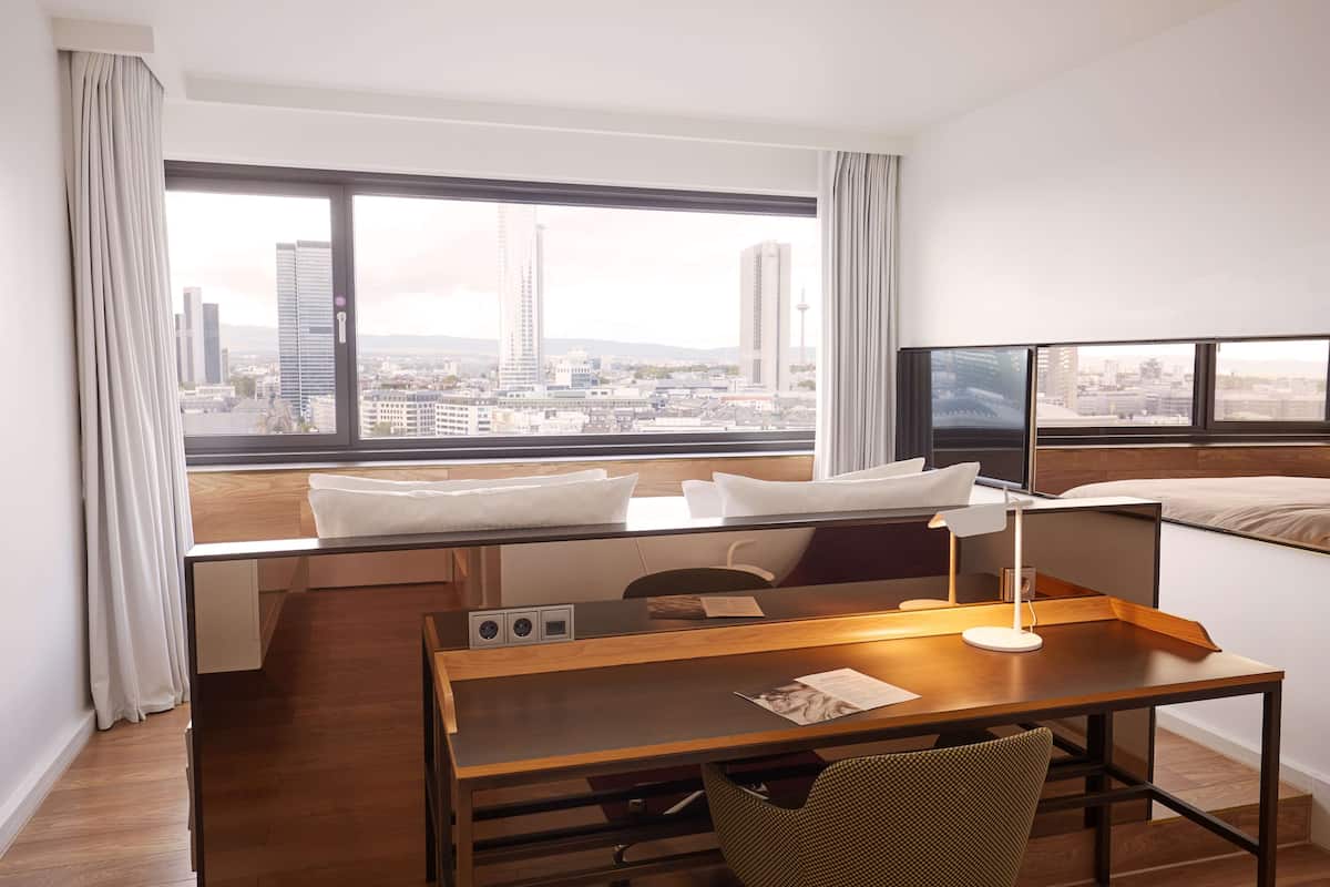 Chambre Double Supérieure, vue ville | Literie hypoallergénique, coffres-forts dans les chambres, bureau