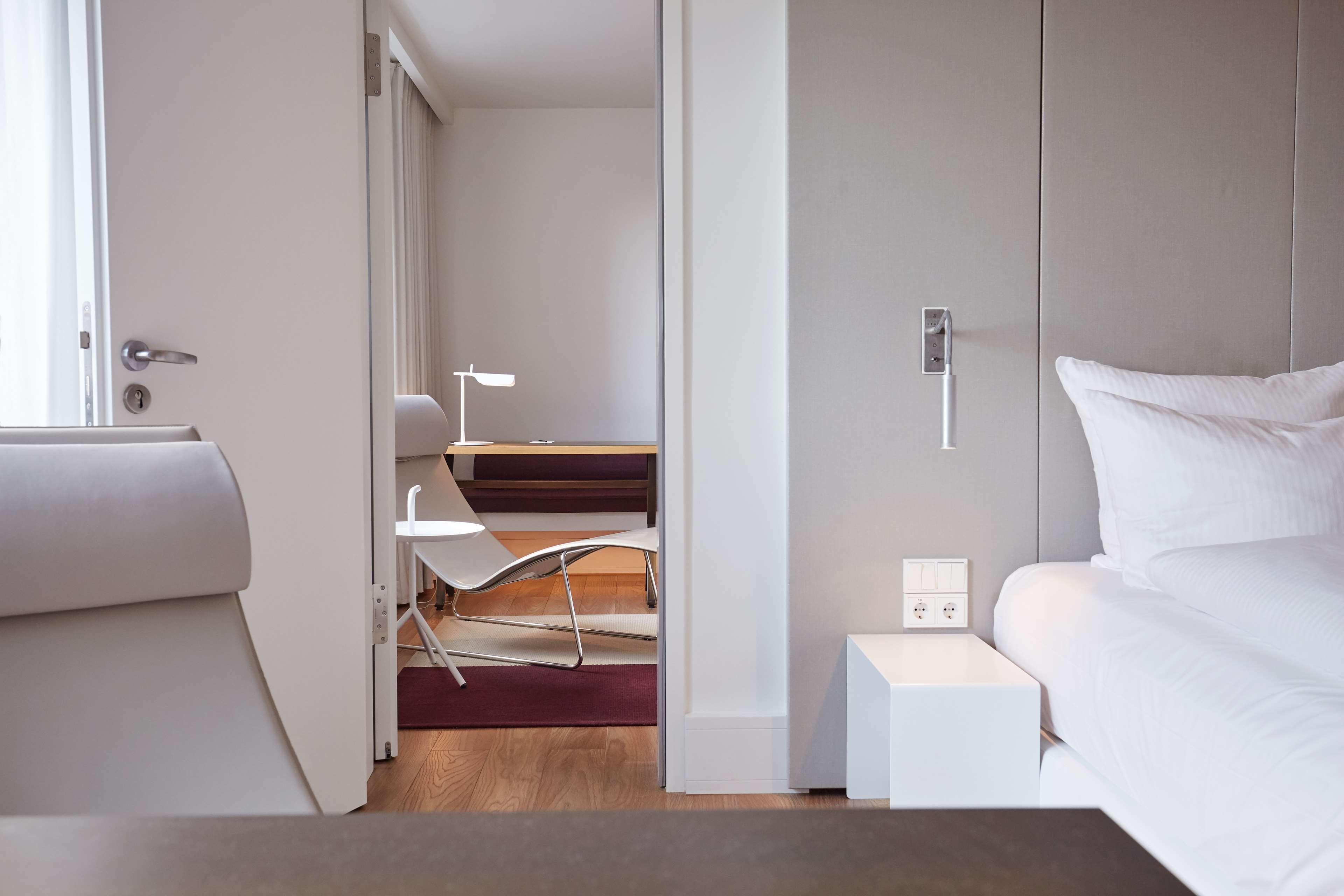 Dobbeltrom – standard | Allergitestet sengetøy, safe på rommet, skrivebord og blendingsgardiner