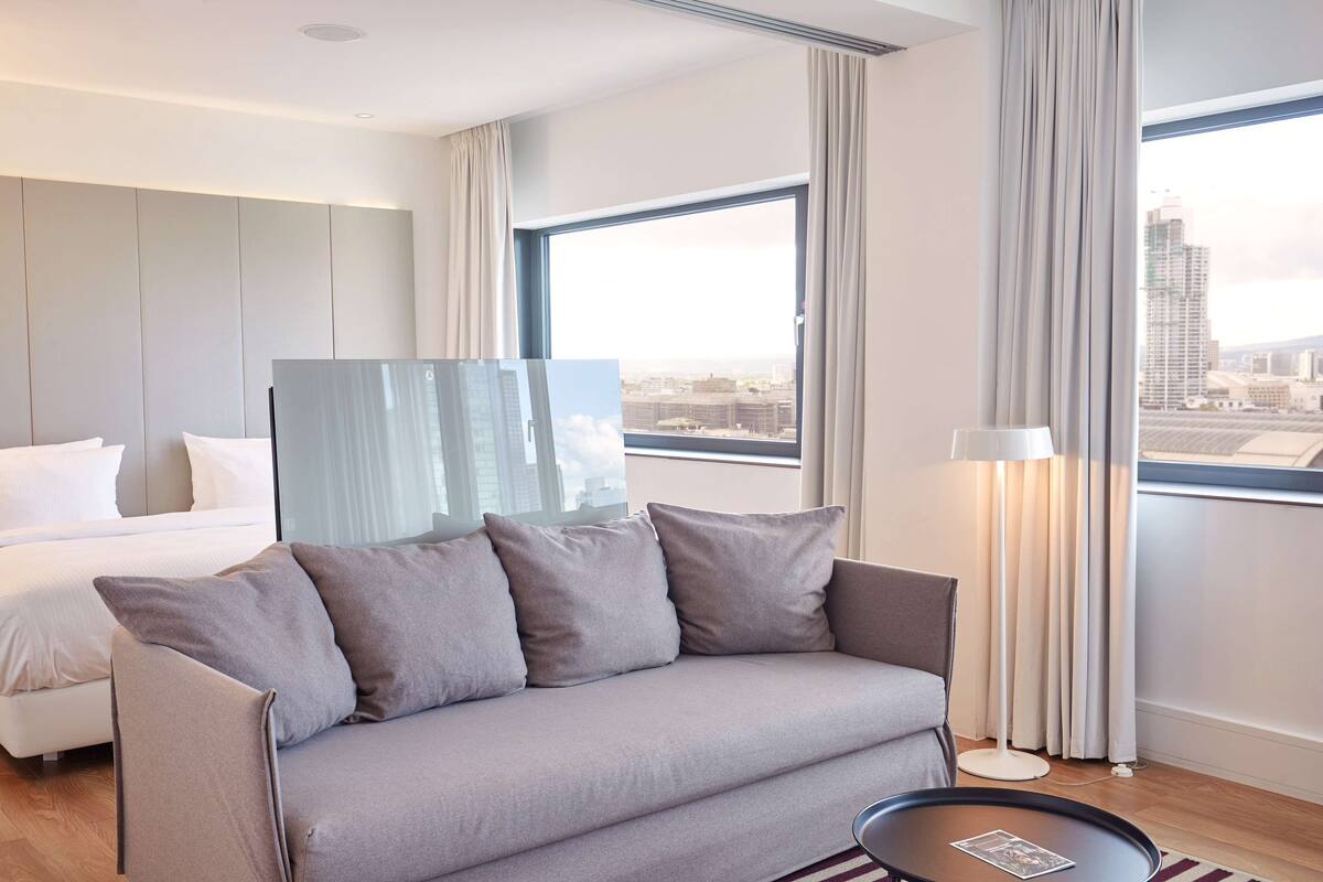 Suite (Master) | Hypo-allergenic bedding, in-room safe, desk, blackout curtains