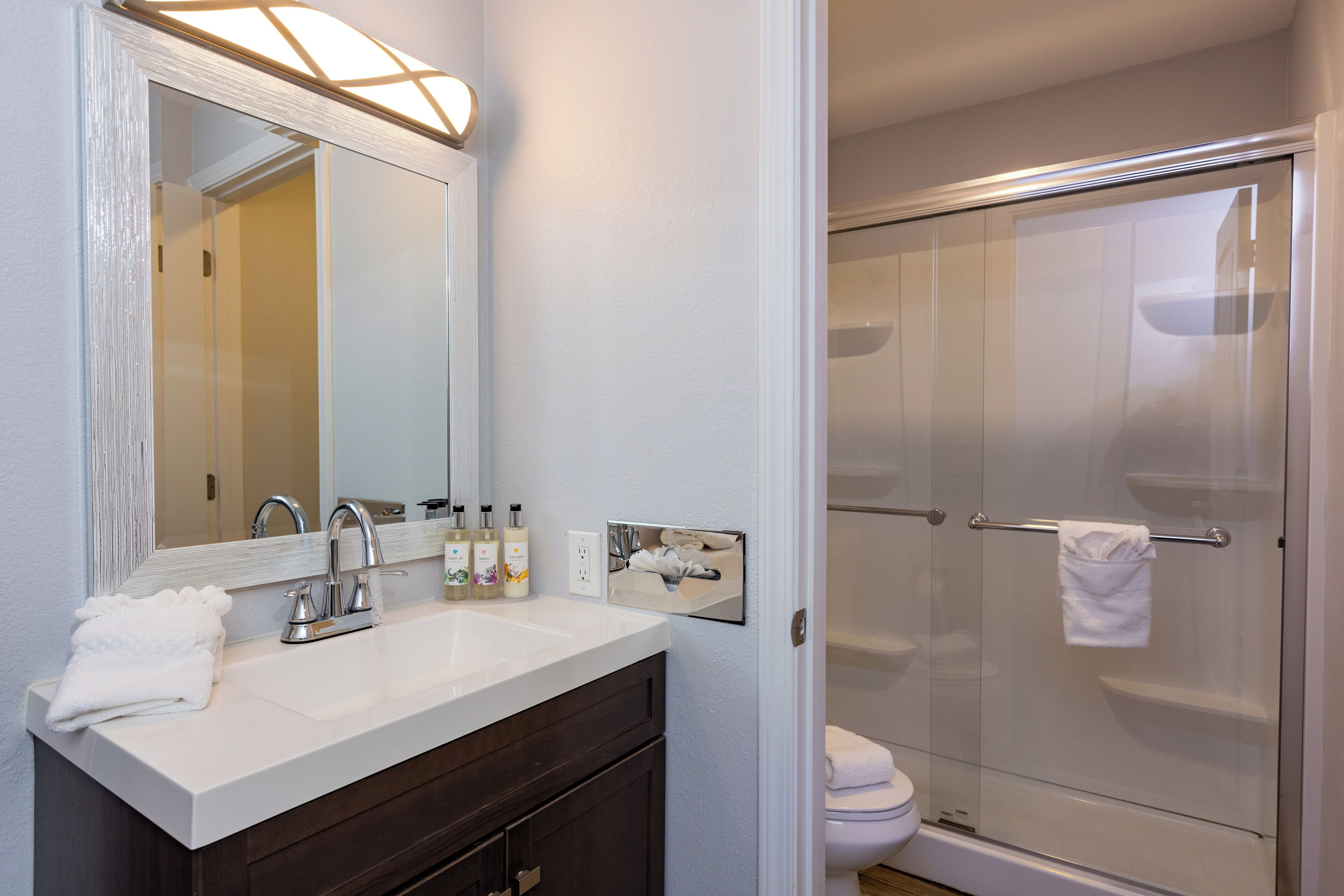 combined shower/bathtub, free toiletries, hair dryer, towels