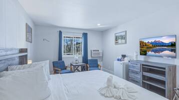 Comfort Room, 1 King Bed, Non Smoking, Ground Floor | Premium bedding, down comforters, pillowtop beds, individually decorated