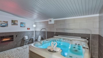 Indoor spa tub