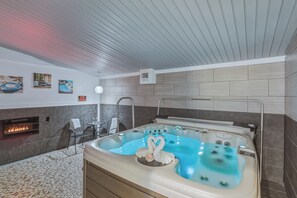Indoor spa tub - RiverWalk Inn (Pagosa Springs)