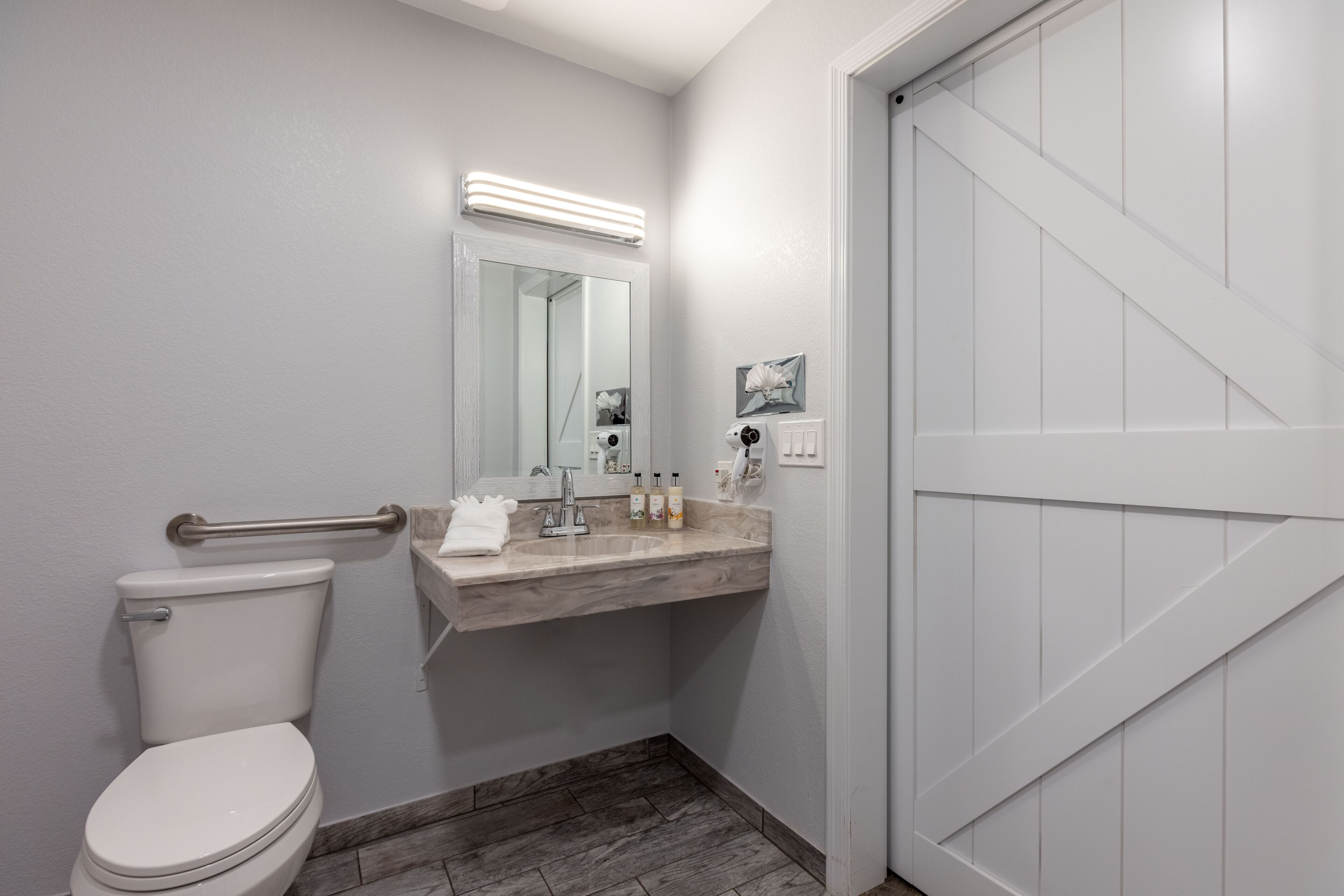 classic room, 1 king bed, handicap accessible | bathroom | combined shower/bathtub, free toiletries, hair dryer, towels