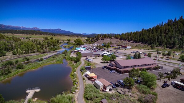 Un hôtel situé au bord de la rivière, doté d’un quai, d’un parking et offrant une vue sur les montagnes.