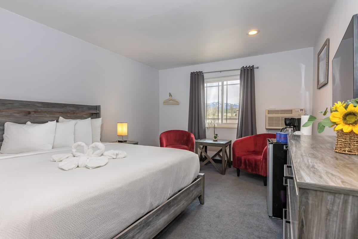 Premium kamer, 1 kingsize bed, niet-roken, uitzicht op bergen | 1 slaapkamer, luxe beddengoed, donzen dekbedden, pillowtop-bedden