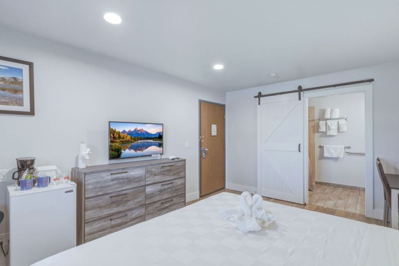 Comfort kamer, 1 kingsize bed, rolstoeltoegankelijke douche, niet-roken | Badkamer | Een bad/douchecombinatie, gratis toiletartikelen, een haardroger