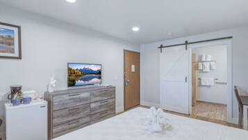 Comfort kamer, 1 kingsize bed, rolstoeltoegankelijke douche, niet-roken | Badkamer | Een bad/douchecombinatie, gratis toiletartikelen, een haardroger