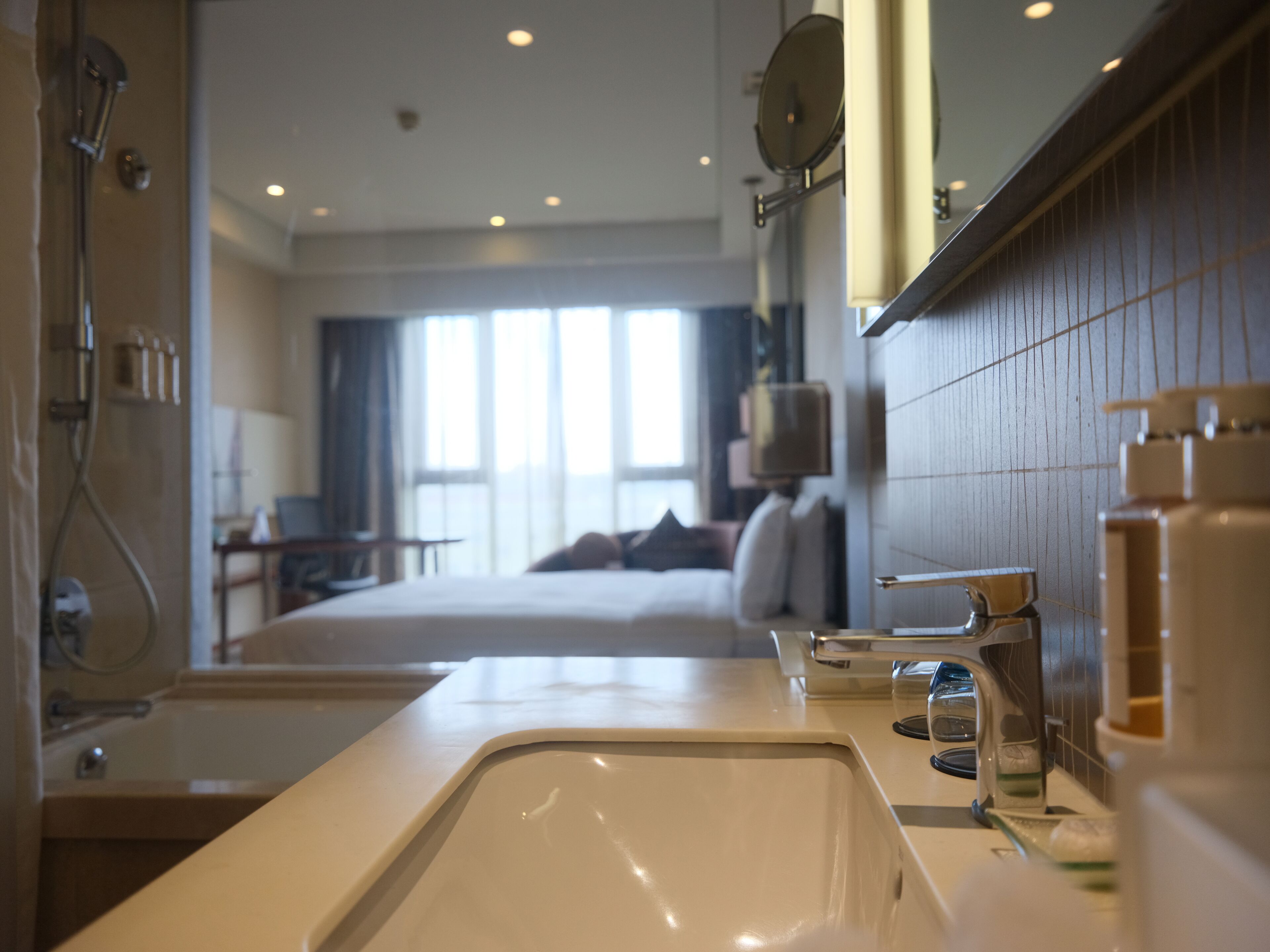 standard room, 1 king bed (high floor) | bathroom | shower, hydromassage showerhead, free toiletries, hair dryer