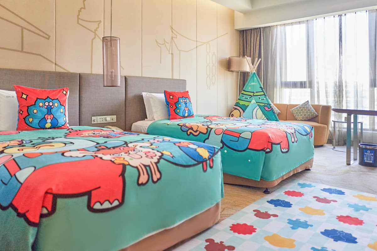 Standard Room, 2 Twin Beds | Minibar, in-room safe, desk, soundproofing
