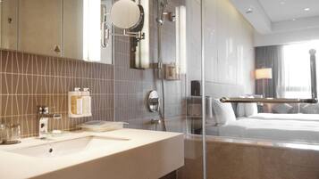 Shower, hydromassage showerhead, free toiletries, hair dryer