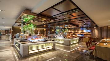 2 restaurants, breakfast, lunch, dinner served; international cuisine