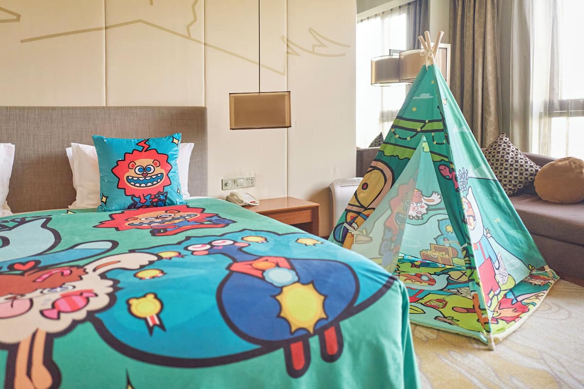 Standard Room, 1 King Bed | Minibar, in-room safe, desk, soundproofing