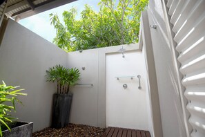 Shower, hair dryer, towels - Mantra Frangipani Broome (Cable Beach)