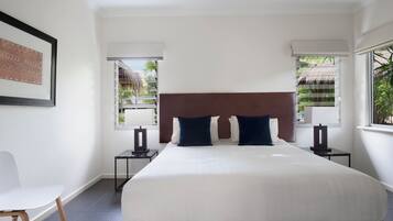 Minibar, in-room safe, desk, iron/ironing board