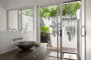 Douche, séchoir à cheveux, serviettes fournies