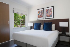 Minibar, in-room safe, desk, iron/ironing board - Mantra Frangipani Broome (Cable Beach)