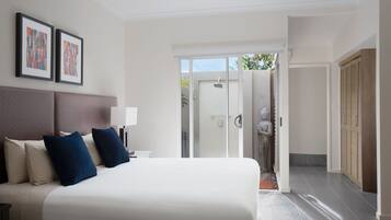 Minibar, in-room safe, desk, iron/ironing board