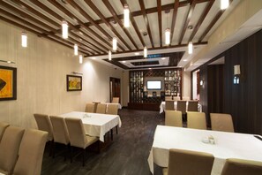 Serveert ontbijt, lunch, diner, internationale gerechten 