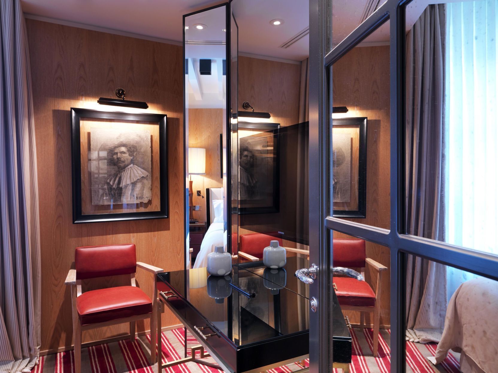 Ropa de cama de alta calidad, camas con pillow-top y minibar 