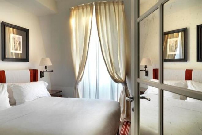 Seprai premium, bantalan ekstra lembut, minibar, dan brankas