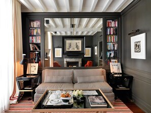 Seprai premium, bantalan ekstra lembut, minibar, dan brankas