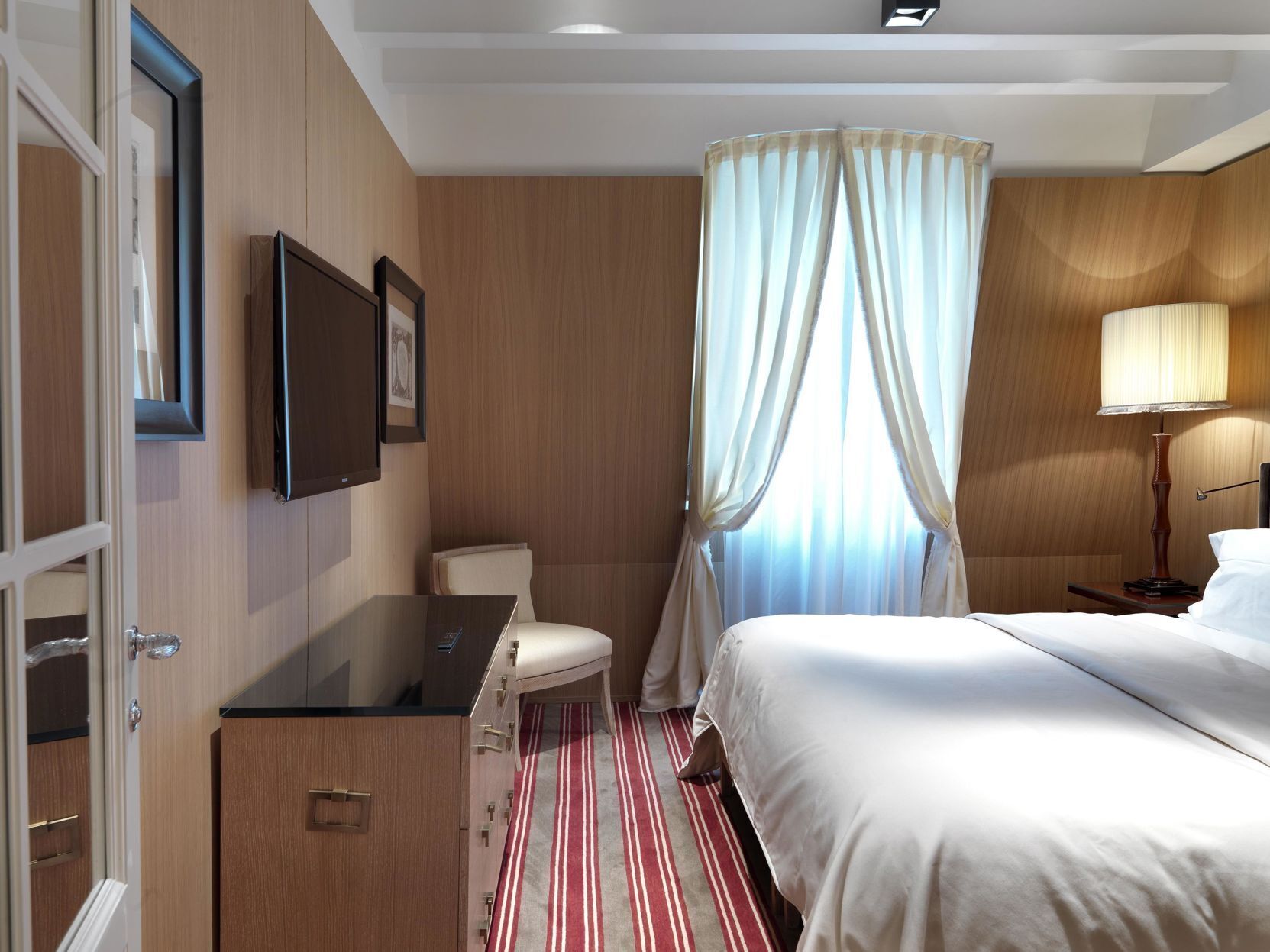 Ropa de cama de alta calidad, camas con pillow-top y minibar 