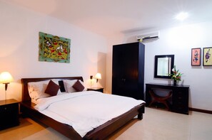 In-room safe, desk, rollaway beds, free WiFi - Villa Bunga Hotel & Spa (Seminyak)