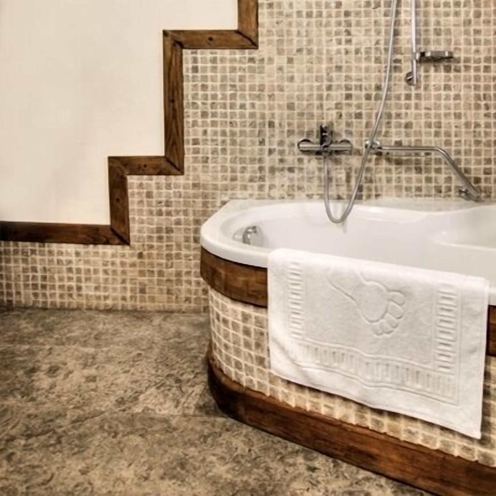 deluxe double or twin room | deep-soaking bathtub