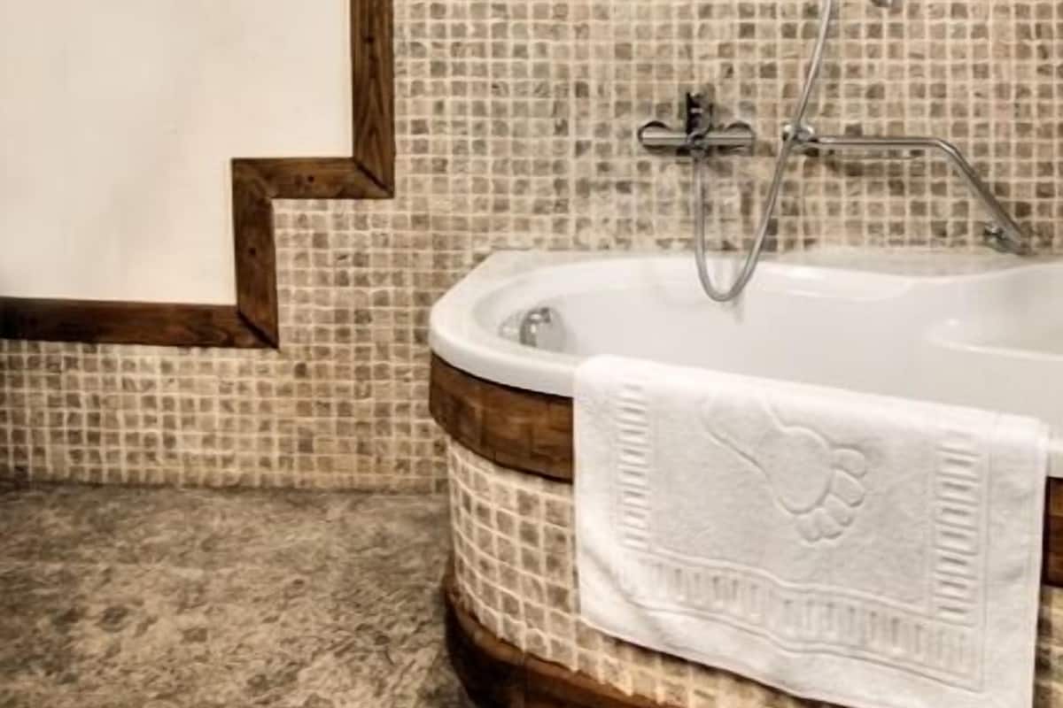 deluxe double or twin room | deep-soaking bathtub