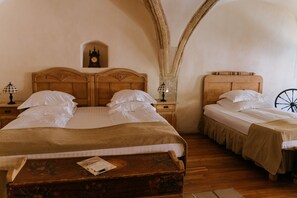 Deluxe Double or Twin Room | Ropa de cama de alta calidad, minibar, caja fuerte