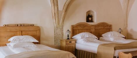 Deluxe Double or Twin Room | 高級寢具、迷你吧、客房內保險箱、獨特裝潢